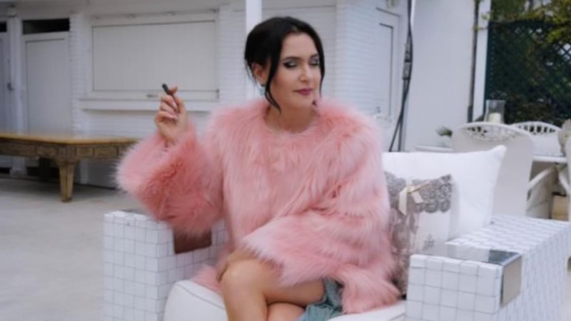 Şevval Sam'dan dekolteli poz