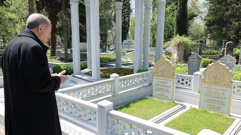 Cumhurbaşkanı Erdoğan anne ve babasının kabrini ziyaret etti