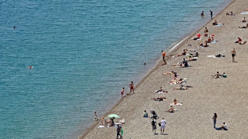Antalya'da Konyaaltı Sahili'nde bayram öncesi yoğunluk!