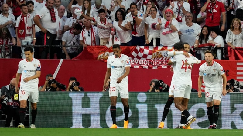 Avrupa'da gecenin sonuçları: Fenerbahçe'yi eleyen Sevilla, Manchester United'ı kupanın dışına itti