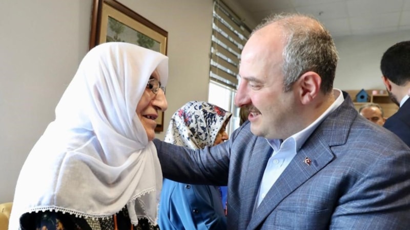 Mustafa Varank depremzede, şehit yakınları ve gazilerle bayram kahvaltısında buluştu