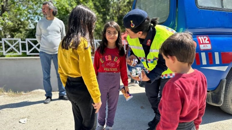 Hatay'da jandarma ekipleri, depremzede çocukları sevindirdi