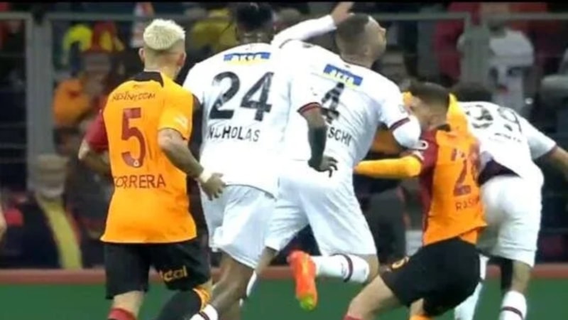 Galatasaray 2. kez penaltı kazandı, Icardi kaçırdı