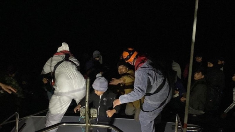 Çanakkale'de ölüme terk edilen 39 kaçak göçmen kurtarıldı