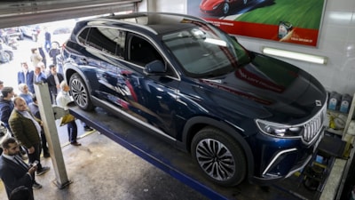 Süleyman Soylu'nun Togg makam aracını ustalar inceledi