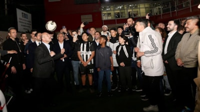 Süleyman Soylu, Mesut Özil ve Fatih Akyel ile top sektirdi