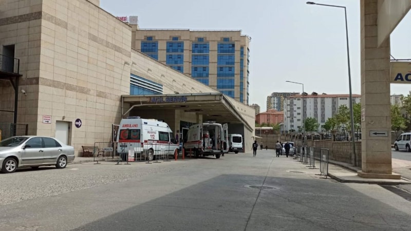 Siirt'te halı silkeleyen genç kız balkondan düştü