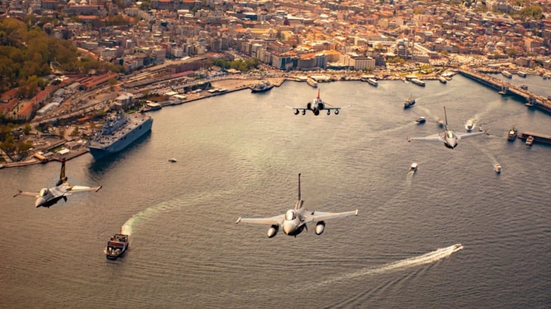 MSB, Türk Yıldızları ve SOLOTÜRK'ün selamlama uçuşundan nefes kesen kareleri paylaştı