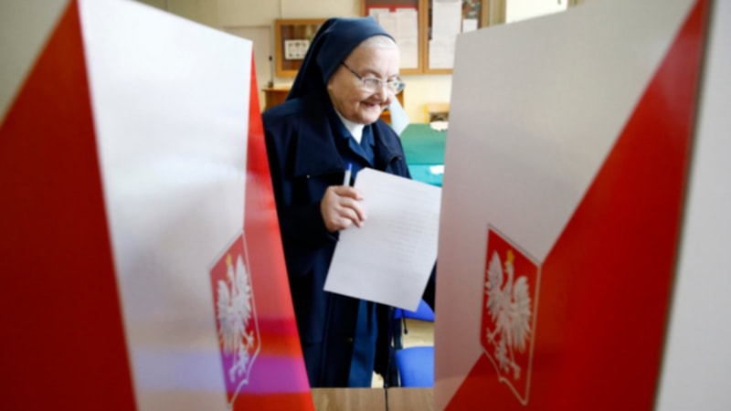 Polonya muhalefeti: Seçme yaşı 16'ya düşürülsün