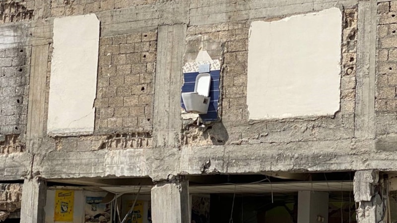 Adıyaman'da yıkılan binanın klozeti yan binada asılı kaldı