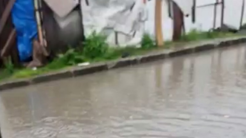 Avcılar'da sağanak yağmurun ardından gecekonduyu su bastı