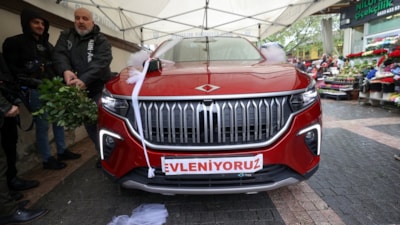 Bursa'nın gelin arabası Togg oldu: Anadolu kırmızısı gelin gibi süslendi