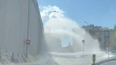 İstanbul'da su borusu patladı: Tramvaylar mahsur kaldı