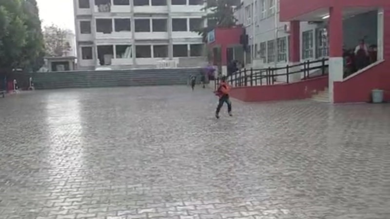 Adana'da yağmur ve dolu yağışı etkisini gösterdi! Öğrenciler zor anlar yaşadı