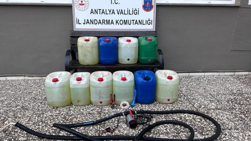 Antalya'da park halindeki kamyondan akaryakıt çalan 3 kişi gözaltına alındı