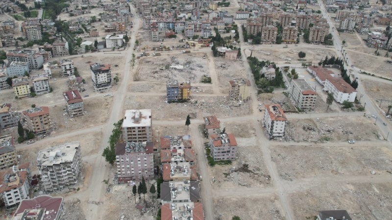 Hatay'da 79 mahallede bina yıkım ve enkaz kaldırma çalışmaları sürecek