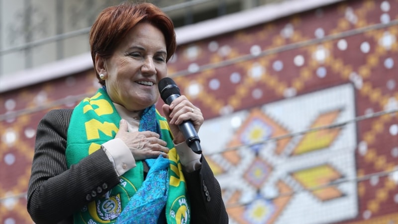 Meral Akşener katılımın az olduğu mitinglerinden sonra Urfalılarla sokakta bir araya geldi