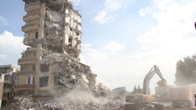 Hatay'da bina yıkım ve enkaz kaldırma çalışmaları sürdü