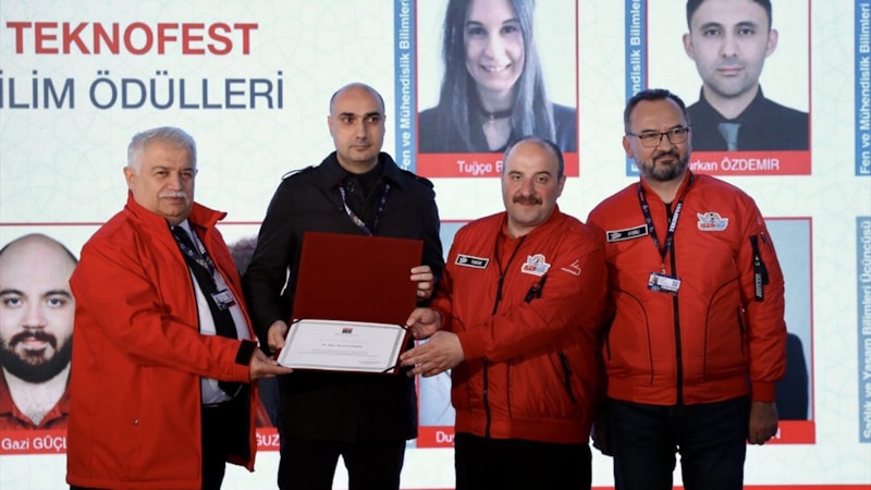 TEKNOFEST'te Mustafa Varank'ın elinden Doktora Bilim Ödülleri sahiplerini buldu