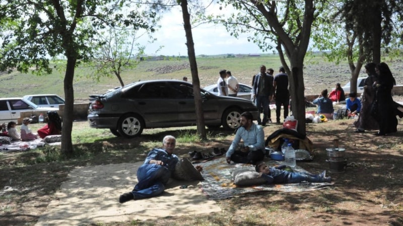 Sıcak havayı gören Şanlıurfalılar mesire alanlarını doldurdu