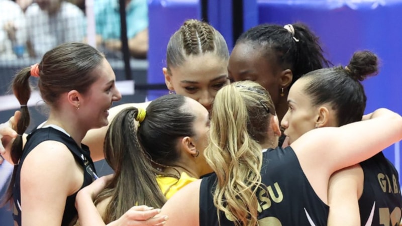 VakıfBank, Fenerbahçe'yi mağlup ederek kupayı kazandı