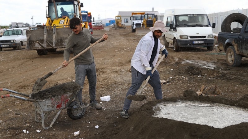 Adıyaman'da 1 Mayıs'ta çalışan depremzede işçi: Onlar evlerine geçtiğinde bizim için bayram oluyor