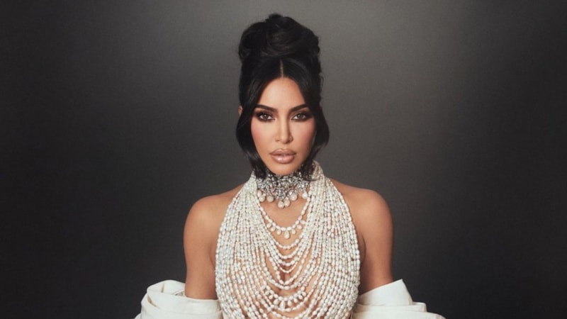 Kim Kardashian'ın incili kostümü