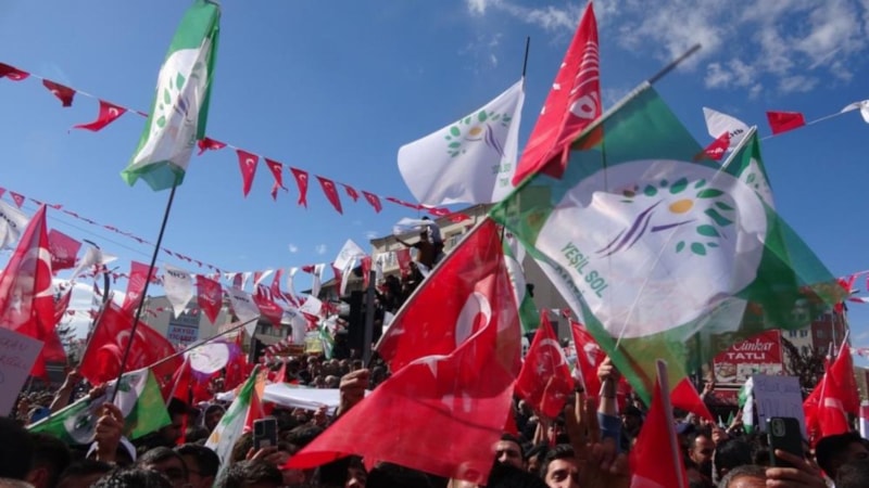 Kemal Kılıçdaroğlu'nun Van mitinginde HDP bayrakları açıldı