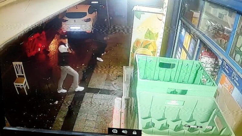 Beyoğlu'nda bir büfeye silahlı saldırı! Müşteriler neye uğradığını şaşırdı