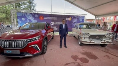 Enerji ve Tabii Kaynaklar Bakanı Fatih Dönmez, yan yana sergilenen Devrim ve Togg araçlarını ziyaret etti