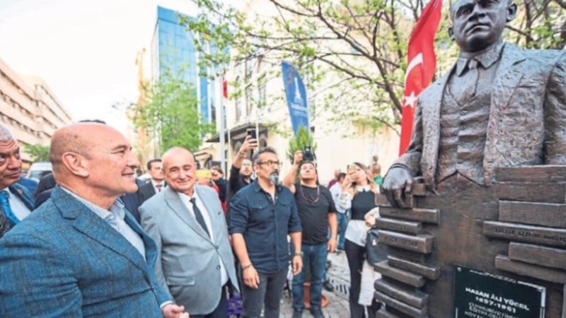 CHP, İzmir'e bir heykel daha kazandırdı