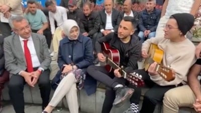 AK Partili Özlem Zengin ile CHP'li Engin Altay birlikte türkü söyledi