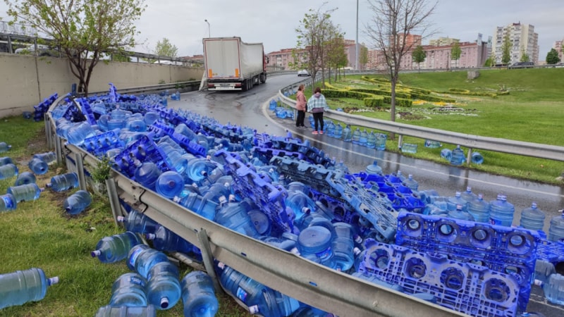 Bakırköy'deki D-100 karayolunda yüzlerce damacana yola saçıldı