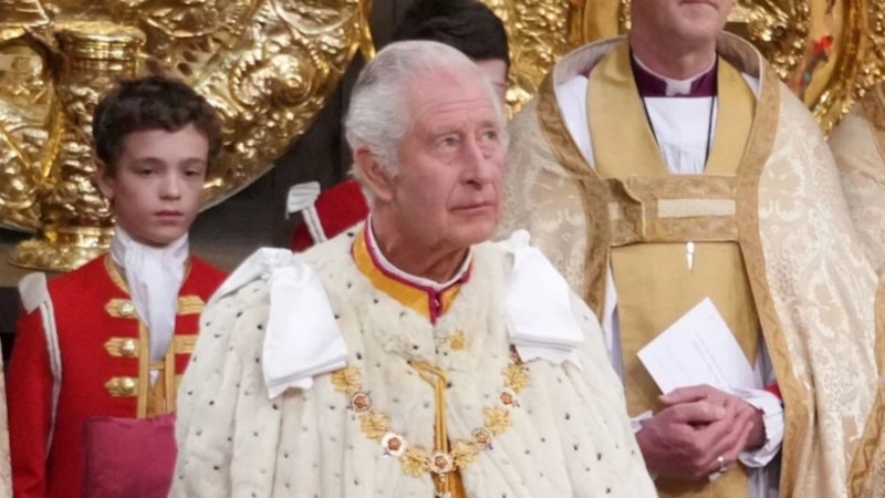 Tören başladı: İngiltere Kralı 3. Charles tacı taktı