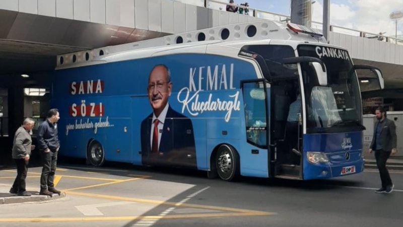 CHP'nin seçim otobüsü Sıhhiye Köprüsü'ne sıkıştı