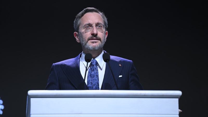 Fahrettin Altun'dan dergi kapaklarına tepki: Türkiye prangalardan kurtuldukça Batı saldırılarını artırıyor