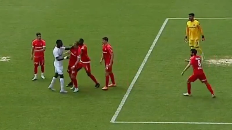 Yatabare rakibine tokat attı, kırmızı gördü