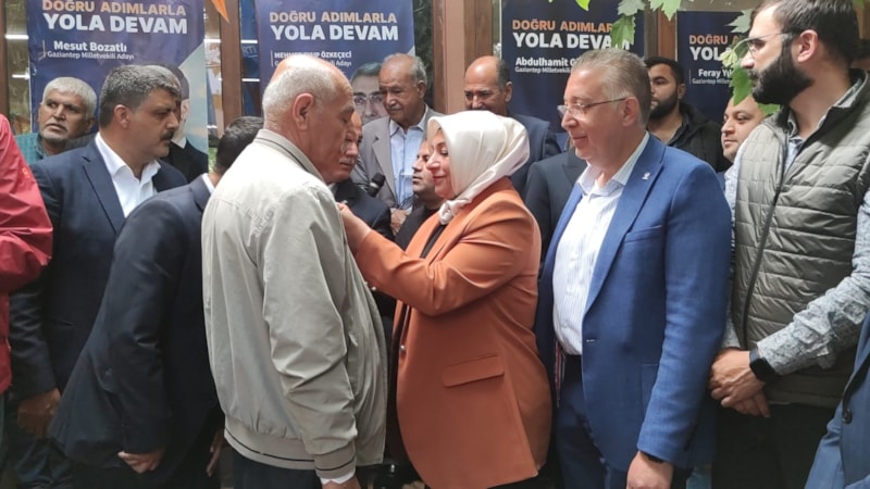 Gaziantep'te Demokrat Parti'den istifa eden 2 bin kişi AK Parti'ye katıldı