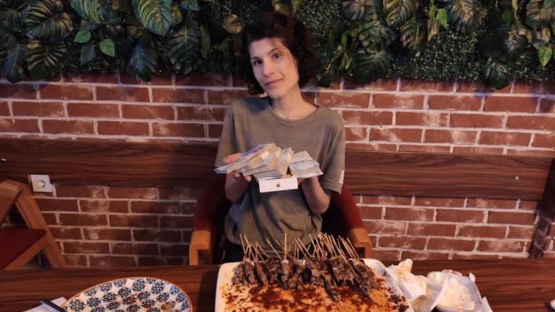 Denizli'de çöp şiş yeme yarışmasına katılan kadın rekor kırdı! Parayı cebine koydu