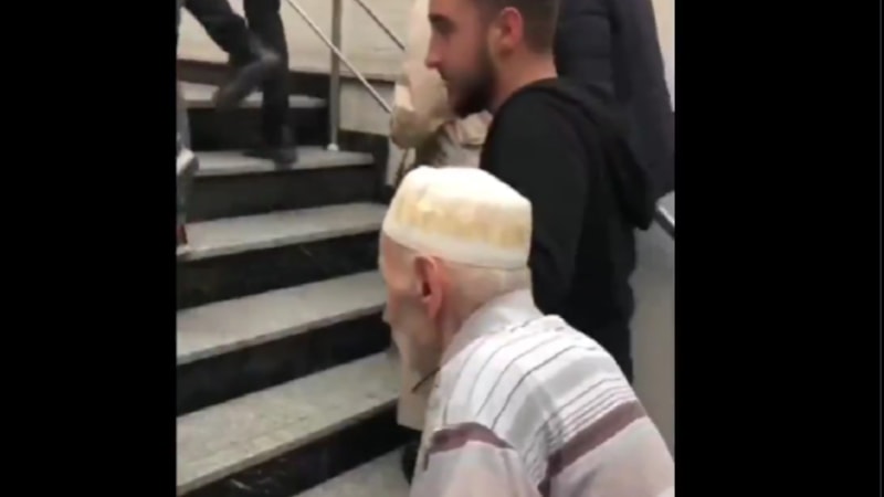 Cumhurbaşkanı Erdoğan'ın mitingine giden yaşlı amca, gençleri geride bıraktı