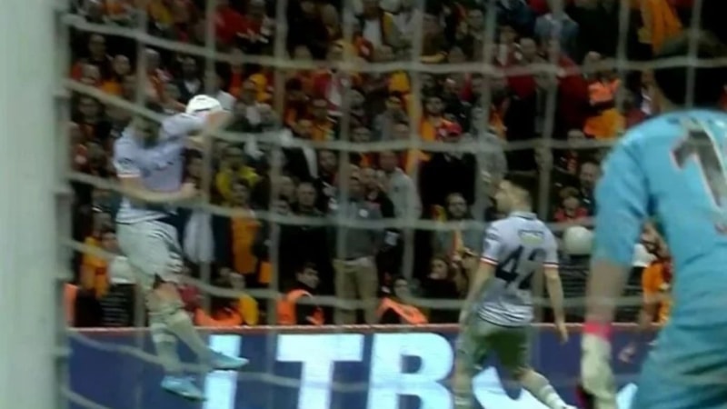 Galatasaray'ın Başakşehir karşısında VAR uyarısıyla kazandığı penaltı pozisyonu