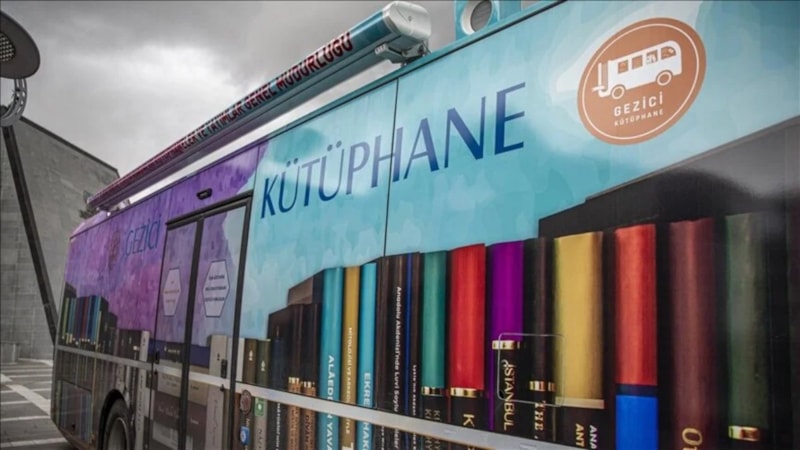Deprem bölgesindeki öğrenciler için gezici kütüphane yolda