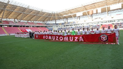 Yıldız futbolcular ve sanatçılar depremzedeler için sahaya çıktı