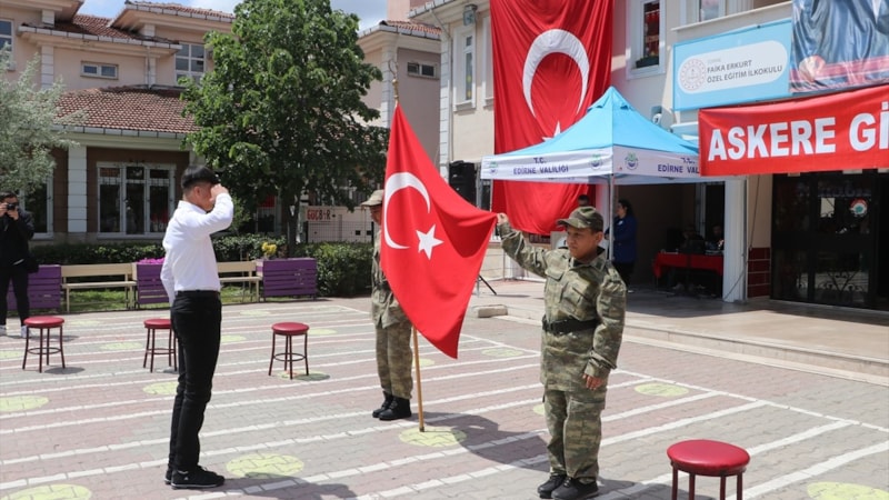 Edirne'de engelli öğrencilere temsili asker kınası yakıldı! Şehir turunu Togg'la attılar
