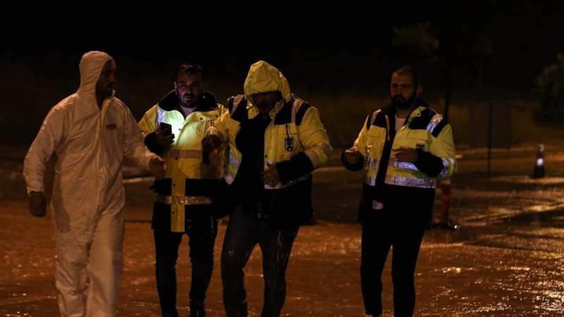 Ankara'da belediye çalışanı sağanak sebebiyle çöken yola düştü