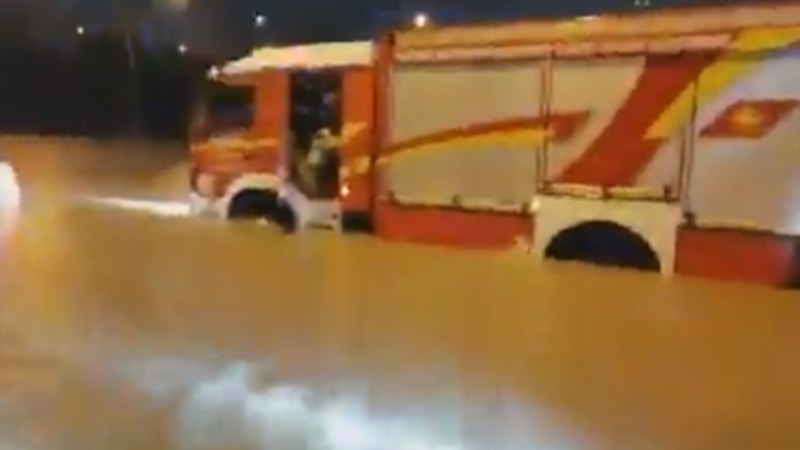 Ankara'da yağış sonrası yollar göle döndü! İtfaiye aracı mahsur kaldı