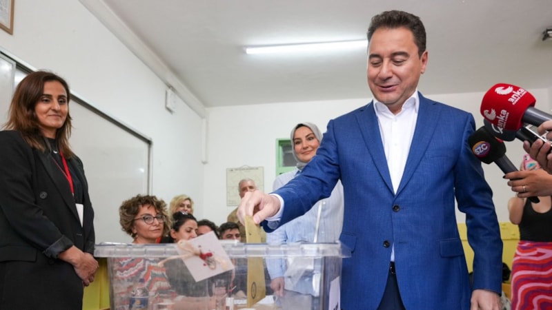 Ali Babacan ve eşi oyunu kullandı