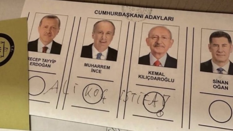 Fenerbahçe taraftarı, oy pusulasına 'Ali Koç istifa' yazdı