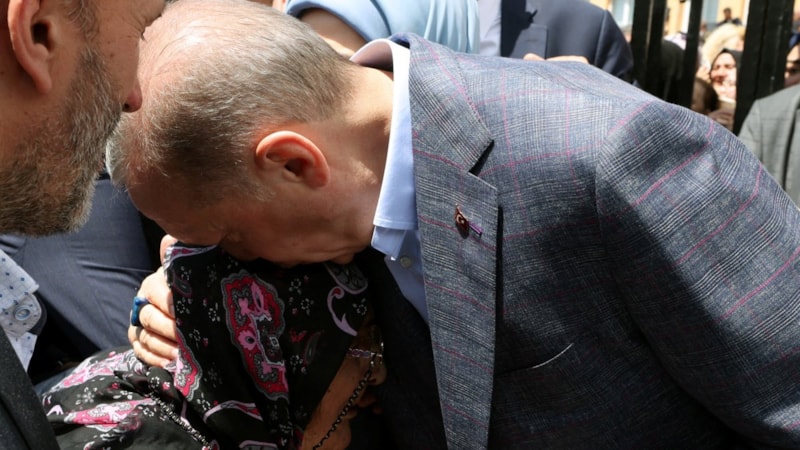 Yaşlı bir teyzenin, Cumhurbaşkanı Erdoğan'a olan sevgisi objektiflere yansıdı