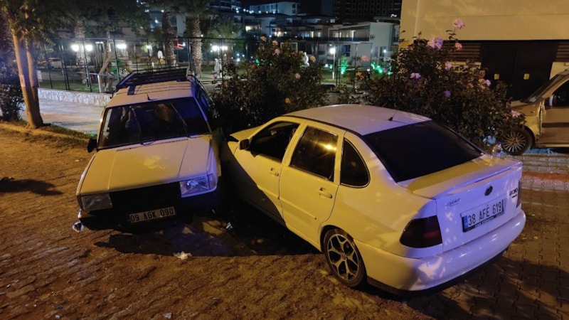 Aydın'da izinsiz kullandığı arabayla yaptığı kazada arkadaşını bırakıp kaçtı